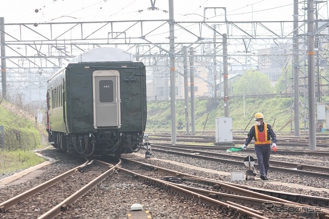 2両はバックして梅小路蒸気機関車館の転車台につながる機回線(左)に入っていく。