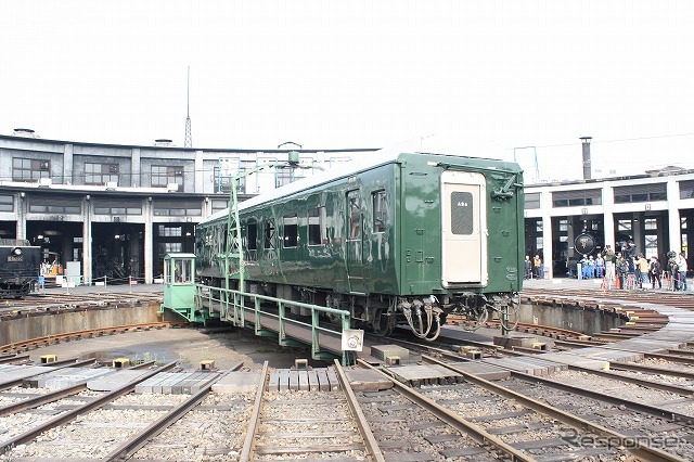 車両の向きは展望室を車庫の奥の方にあわせる。