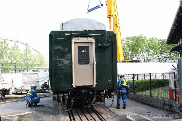 車庫の外に押し出されたスロネフ25 501。