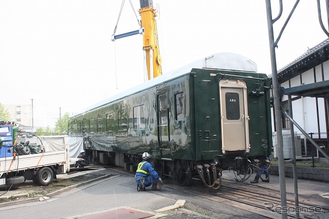 車庫の外に押し出されたスロネフ25 501は京都鉄道博物館の建設敷地に入る。