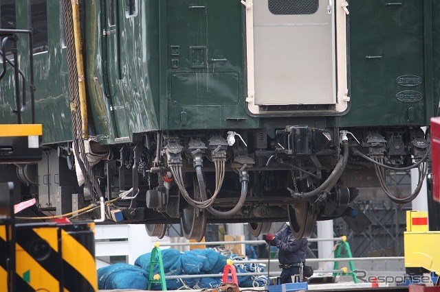 台車ごとクレーンでつり上げられている様子。