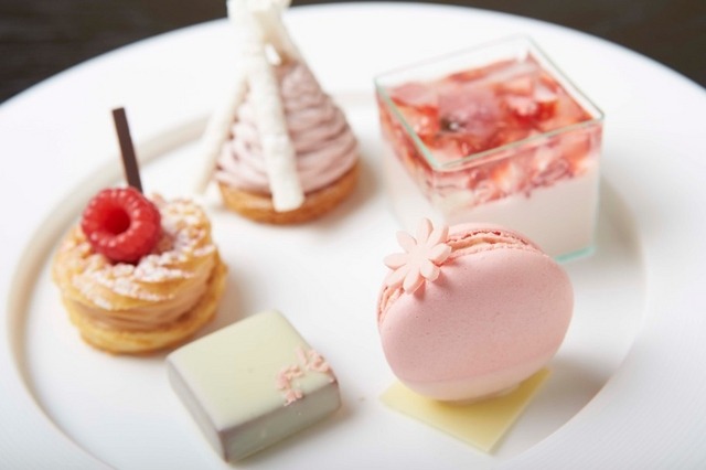 「MARTINI Blossom Lounge」 見た目にも華やかな「桜スイーツプレート」1500円。