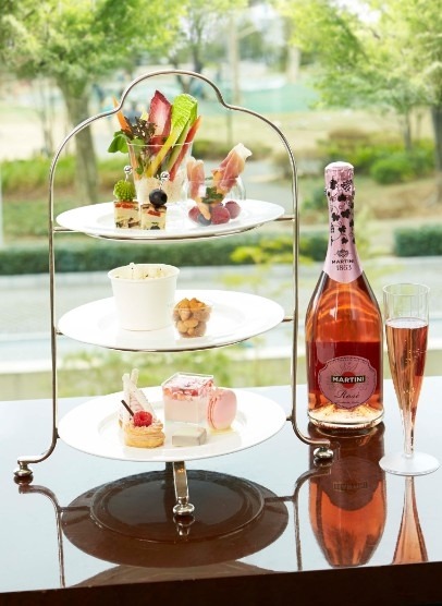 「MARTINI Blossom Lounge」 マルティーニのボトルとおつまみ、スイーツプレートがセットになった「アフタヌーンスパークリングセット」。