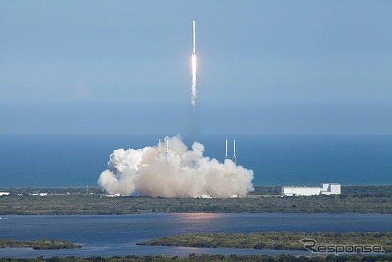ドラゴン補給船運用6号機を搭載したファルコン9ロケットの打ち上げ
