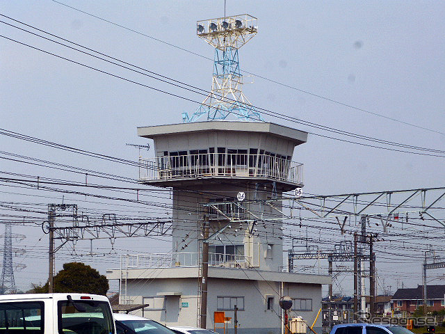 金色に塗られた100系「日光詣スペーシア」公開時のようす(北春日部南栗橋車両管区春日部支所、4月17日)