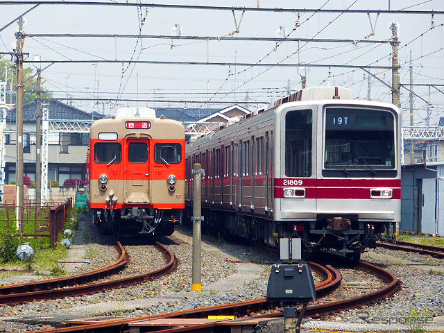 金色に塗られた100系「日光詣スペーシア」公開時のようす(北春日部南栗橋車両管区春日部支所、4月17日)