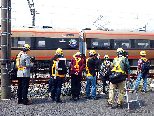 金色に塗られた100系「日光詣スペーシア」公開時のようす(北春日部南栗橋車両管区春日部支所、4月17日)