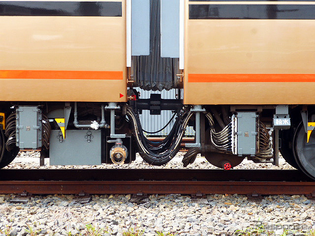 金色に塗られた100系「日光詣スペーシア」公開時のようす(北春日部南栗橋車両管区春日部支所、4月17日)