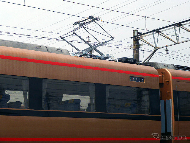 金色に塗られた100系「日光詣スペーシア」公開時のようす(北春日部南栗橋車両管区春日部支所、4月17日)