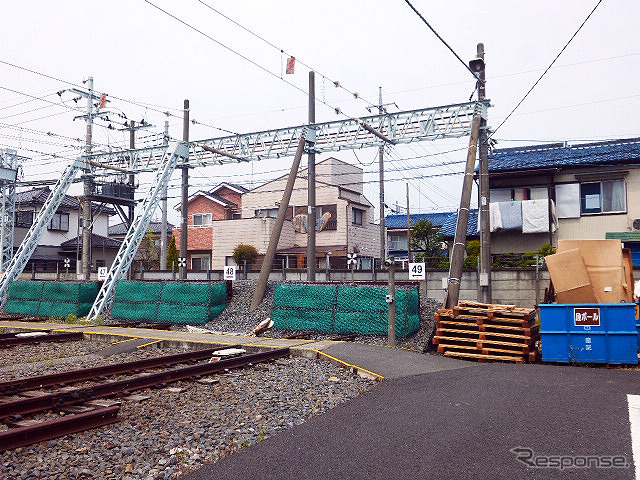 金色に塗られた100系「日光詣スペーシア」公開時のようす(北春日部南栗橋車両管区春日部支所、4月17日)
