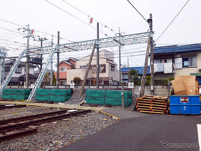 金色に塗られた100系「日光詣スペーシア」公開時のようす（北春日部南栗橋車両管区春日部支所、4月17日）