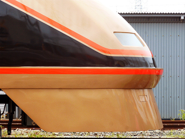 金色に塗られた100系「日光詣スペーシア」公開時のようす(北春日部南栗橋車両管区春日部支所、4月17日)