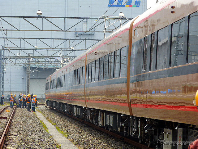 金色に塗られた100系「日光詣スペーシア」公開時のようす(北春日部南栗橋車両管区春日部支所、4月17日)
