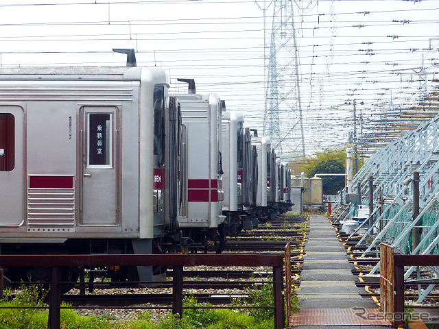金色に塗られた100系「日光詣スペーシア」公開時のようす(北春日部南栗橋車両管区春日部支所、4月17日)