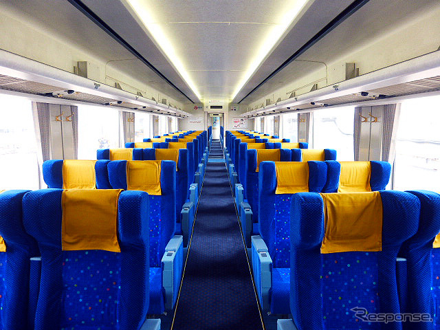 金色に塗られた100系「日光詣スペーシア」公開時のようす(北春日部南栗橋車両管区春日部支所、4月17日)