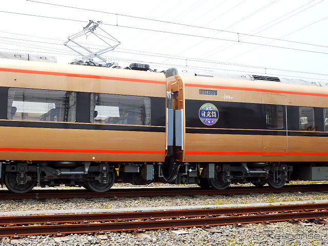 金色に塗られた100系「日光詣スペーシア」公開時のようす(北春日部南栗橋車両管区春日部支所、4月17日)