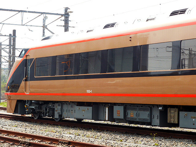 金色に塗られた100系「日光詣スペーシア」公開時のようす(北春日部南栗橋車両管区春日部支所、4月17日)