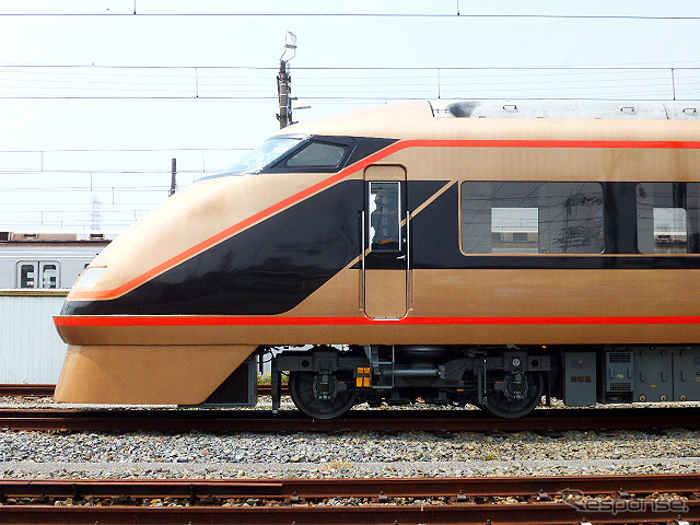 金色に塗られた100系「日光詣スペーシア」公開時のようす(北春日部南栗橋車両管区春日部支所、4月17日)