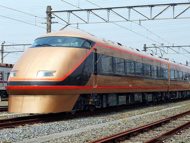 金色に塗られた100系「日光詣スペーシア」公開時のようす(北春日部南栗橋車両管区春日部支所、4月17日)
