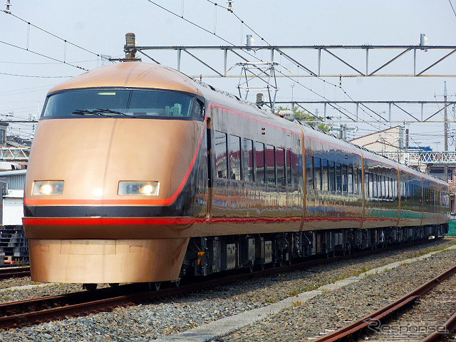 金色に塗られた100系「日光詣スペーシア」公開時のようす(北春日部南栗橋車両管区春日部支所、4月17日)