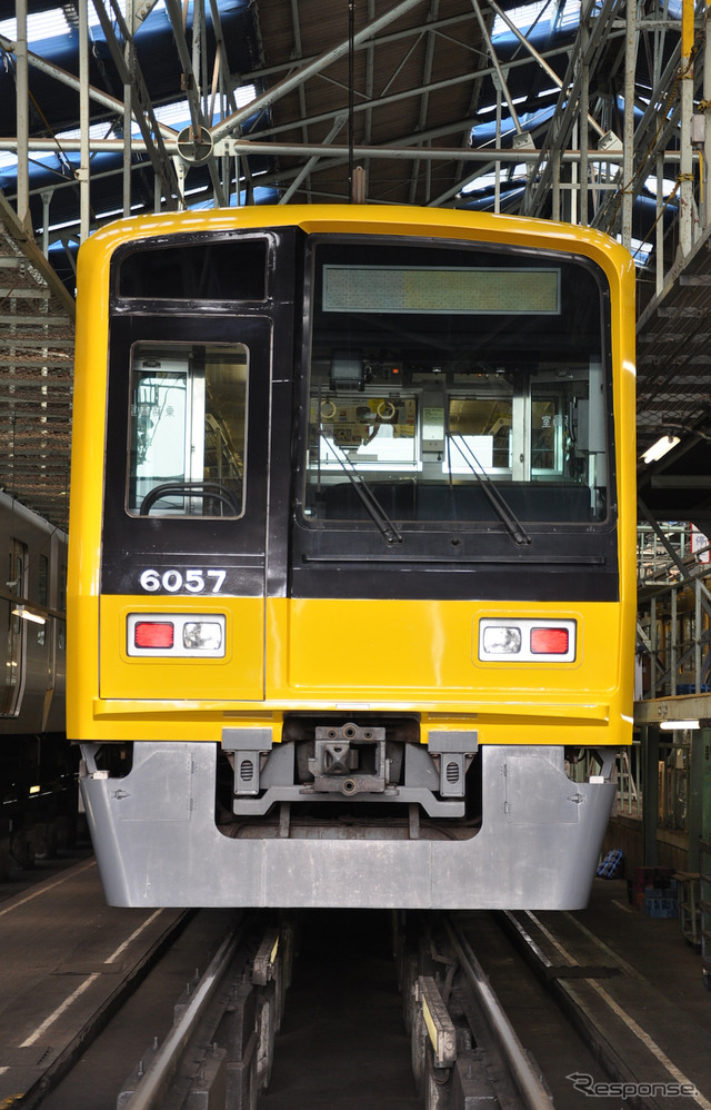 西武鉄道は4月18日から運行を開始する「黄色い6000系電車」のラッピング作業を公開した。黄色い電車に生まれかわった6057編成の先頭車