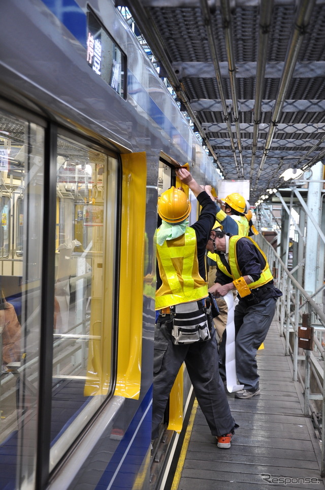 西武鉄道は4月18日から運行を開始する「黄色い6000系電車」のラッピング作業を公開した