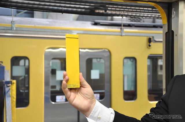 西武鉄道は4月18日から運行を開始する「黄色い6000系電車」のラッピング作業を公開した。黄色のラッピングは色見本(写真)をもとに100種類以上の黄色から選んだという