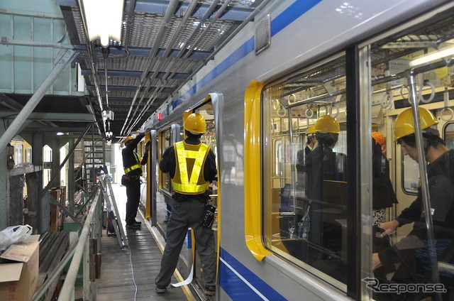 西武鉄道は4月18日から運行を開始する「黄色い6000系電車」のラッピング作業を公開した