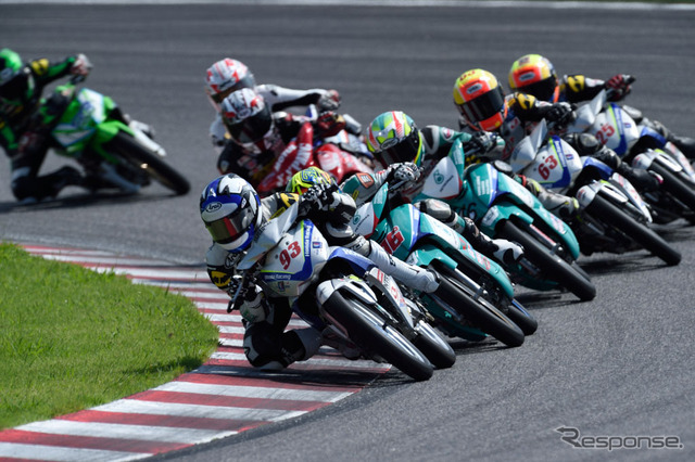 アンダーボーン130ccのレースシーン