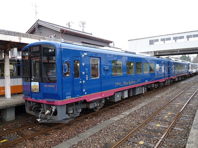 NT300形は2両が製造された。手前（穴水方）が「里山車両」を名乗るNT301、奥（七尾方）が「里海車両」のNT302になる。