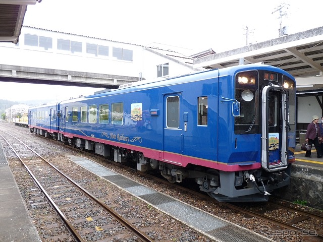 手前(七尾方)がNT302で奥(穴水方)がNT301。NT300形2両編成で運行するほか、一般車両のNT200形と連結して運行することも可能だ。