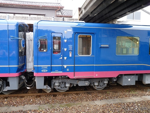 車体下部のゴールド帯は、NT301(左)の七尾方とNT302(右)の穴水方で上の方にずらしている。NT301を穴水方、NT302を七尾方に連結した2両編成では、細帯の流れが一致するようになっている。