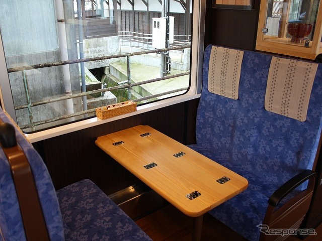 NT302の4人用ボックス席。折畳み式のテーブルは能登ヒバを使用している。