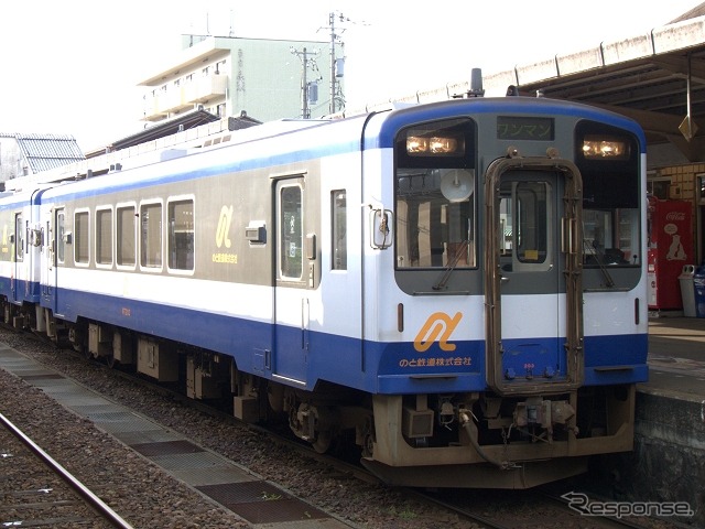NT200形のNT203(2014年5月撮影)。塗装こそ大きく異なるが車体形状はNT300形と同じだ。
