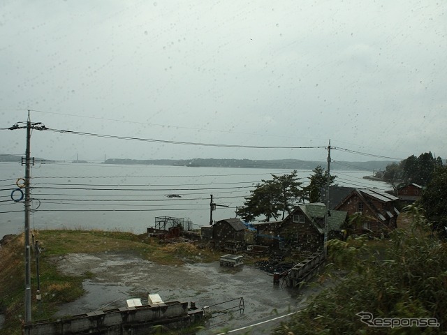 「ゆったりコース」は徐行・一時停止を繰り返し、写真の七尾湾など能登の自然をじっくり眺められるようにする。