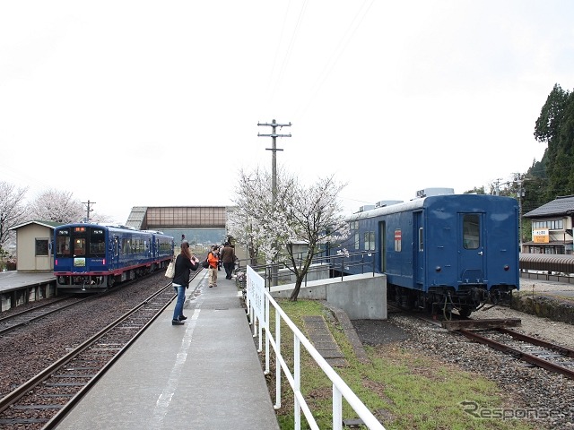 「ゆったりコース」では能登中島駅に10分程度停車。同駅で保存されている郵便車のオユ10形（右）を見学できる。