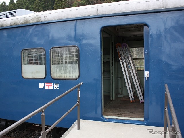 能登中島駅に保存されている郵便車のオユ10形。「ゆったりコース」では内部を見学することができる。