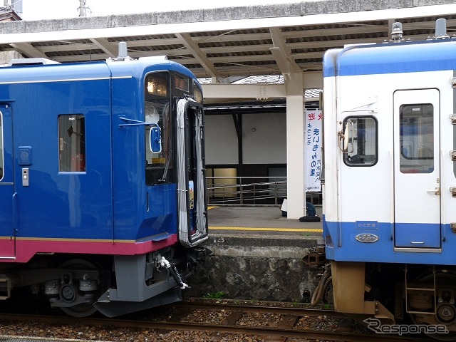 「カジュアルコース」は通常の普通列車（右）にNT300形（左）を1両増結する形で運行する。