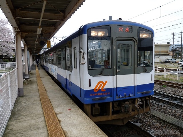 現在の七尾線は七尾駅を境に運行会社が分かれる。写真は七尾駅で発車を待つのと鉄道の気動車。