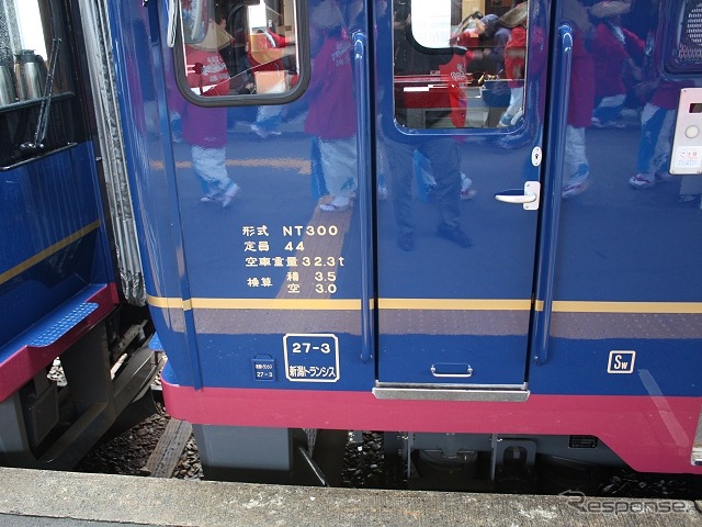 NT300形の車体には、JR西日本仕様の自動列車停止装置(ATS-SW)が搭載されていることを示す「Sw」のマークが入れられている。