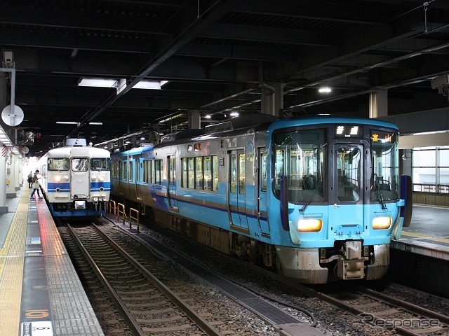 七尾線の列車（左）とIRいしかわ鉄道の列車（右）が停車中の金沢駅。ここにNT300形が入線する日は来るのだろうか。