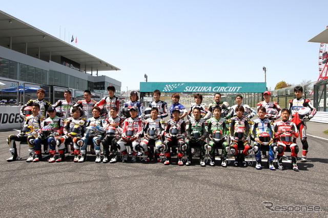 開幕戦恒例のライダー集合写真
