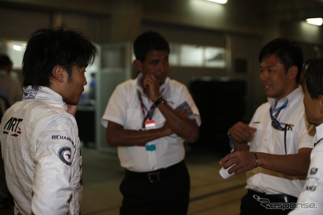 松下(左)はARTA=AUTOBACS RACING TEAM AGURI系の選手でもあり、バーレーン現地には鈴木亜久里ARTA代表(中央)、GT500のARTAドライバー松浦孝亮(右)らも帯同している模様(ARTとARTAは別組織)。