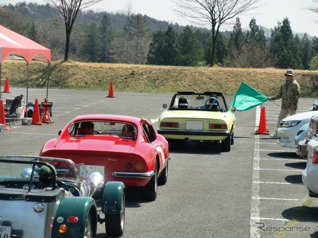 ジムカーナのスタートをを待つ参加車たち