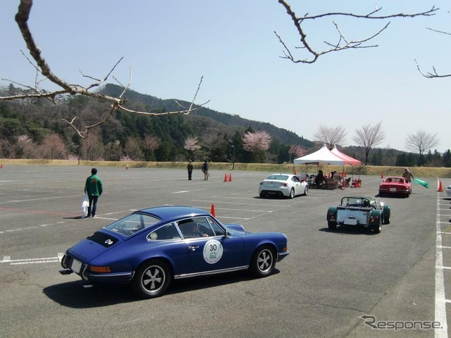 ジムカーナのスタートをを待つ参加車たち