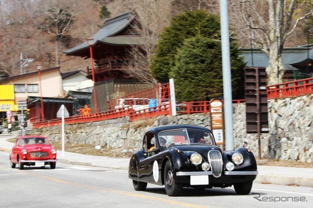 ジャガー XK120(前)とフィアット 1100TVピニンファリーナクーペ