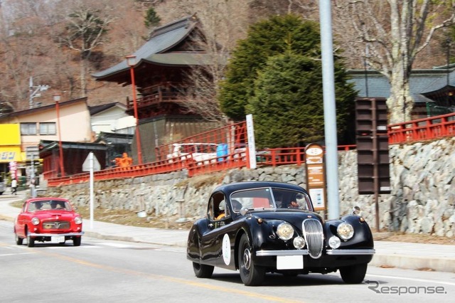 ジャガー XK120（前）とフィアット 1100TVピニンファリーナクーペ