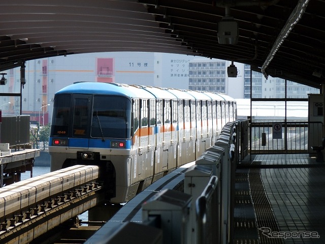 大井競馬場前駅は東京モノレールの開業50周年より少し遅れて50周年を迎える。写真は大井競馬場前駅を出る東京モノレールの列車。