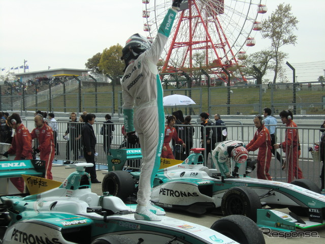 優勝したロッテラー(奥は2位の中嶋一貴)。