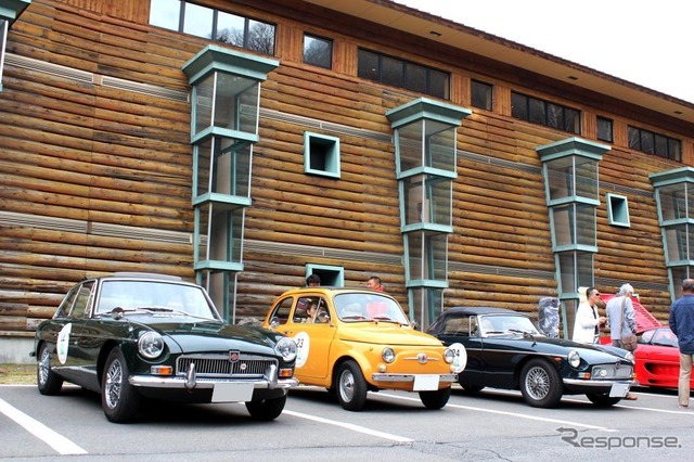 左から、MG BGT、フィアット 500